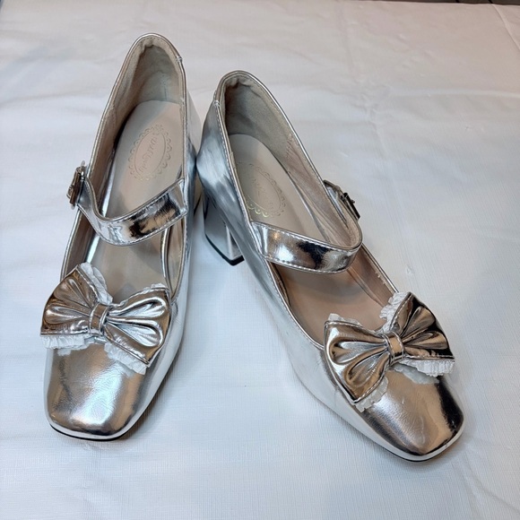 Elegant Silver Bow Heels - Picture 5 of 8